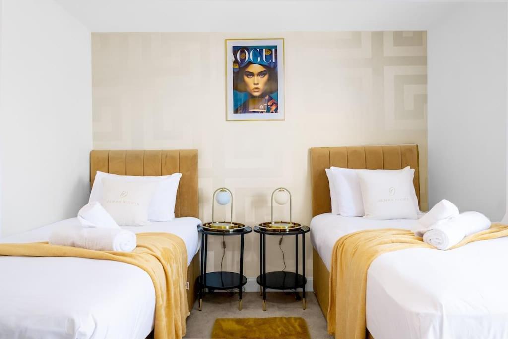 The Versace Suite With 4 Beds And Secure Free Parking Birmingham Exterior photo