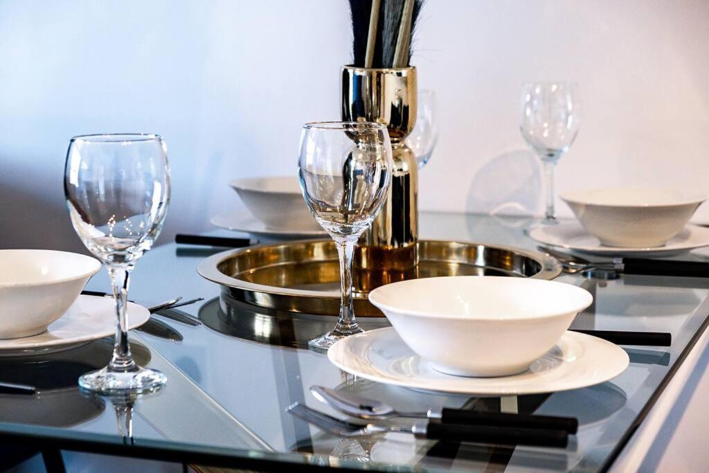 The Versace Suite With 4 Beds And Secure Free Parking Birmingham Exterior photo