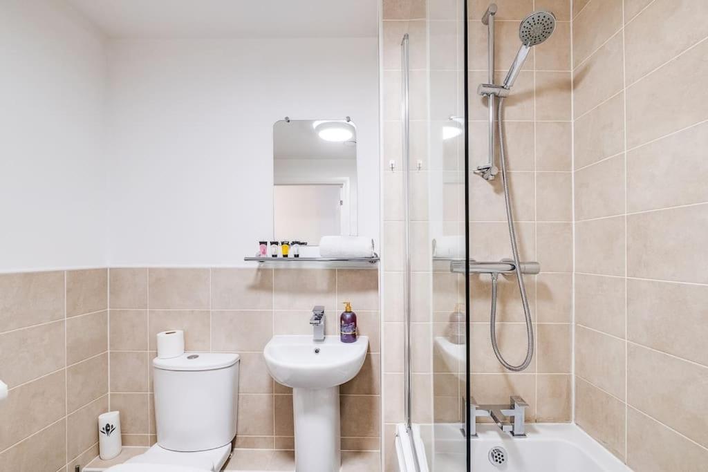 The Versace Suite With 4 Beds And Secure Free Parking Birmingham Exterior photo